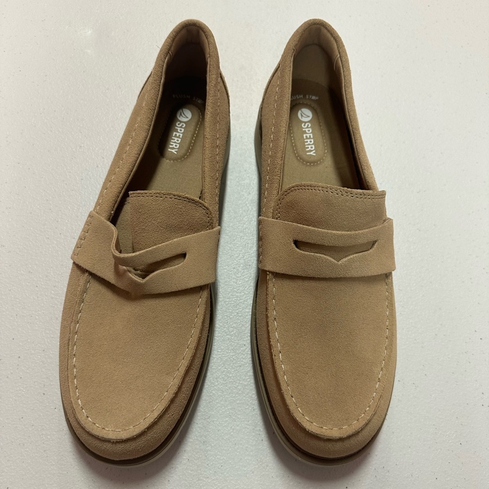 NWOT SPERRY STS8947 Women’s Tan Loafers
Size 12
B51